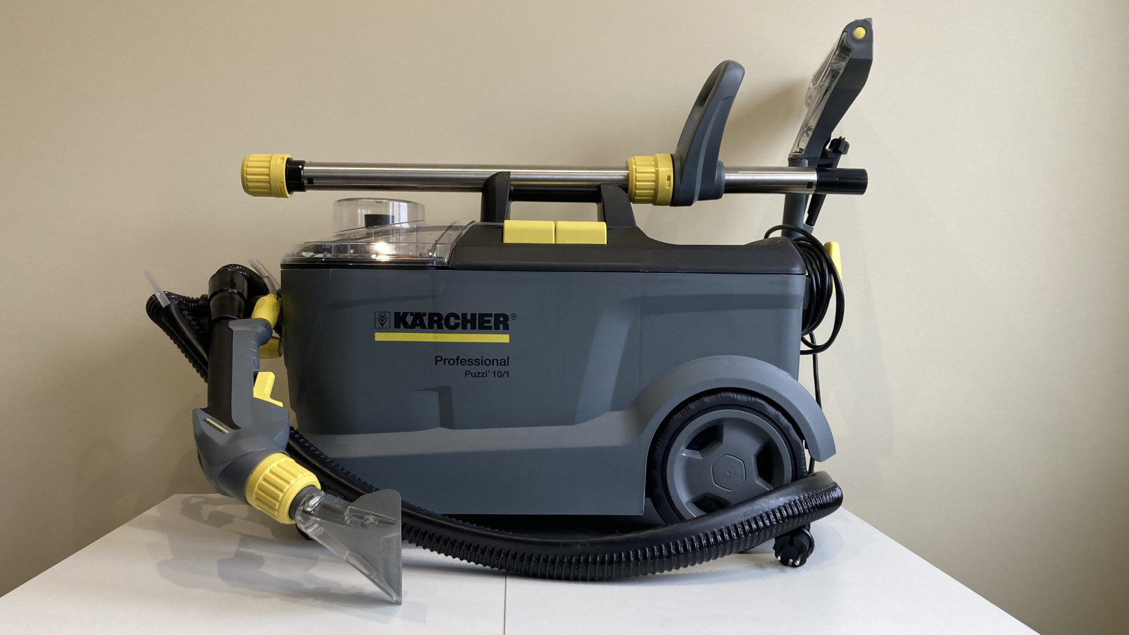 Vacuum cleaner washing Karcher Puzzi 10/1 
