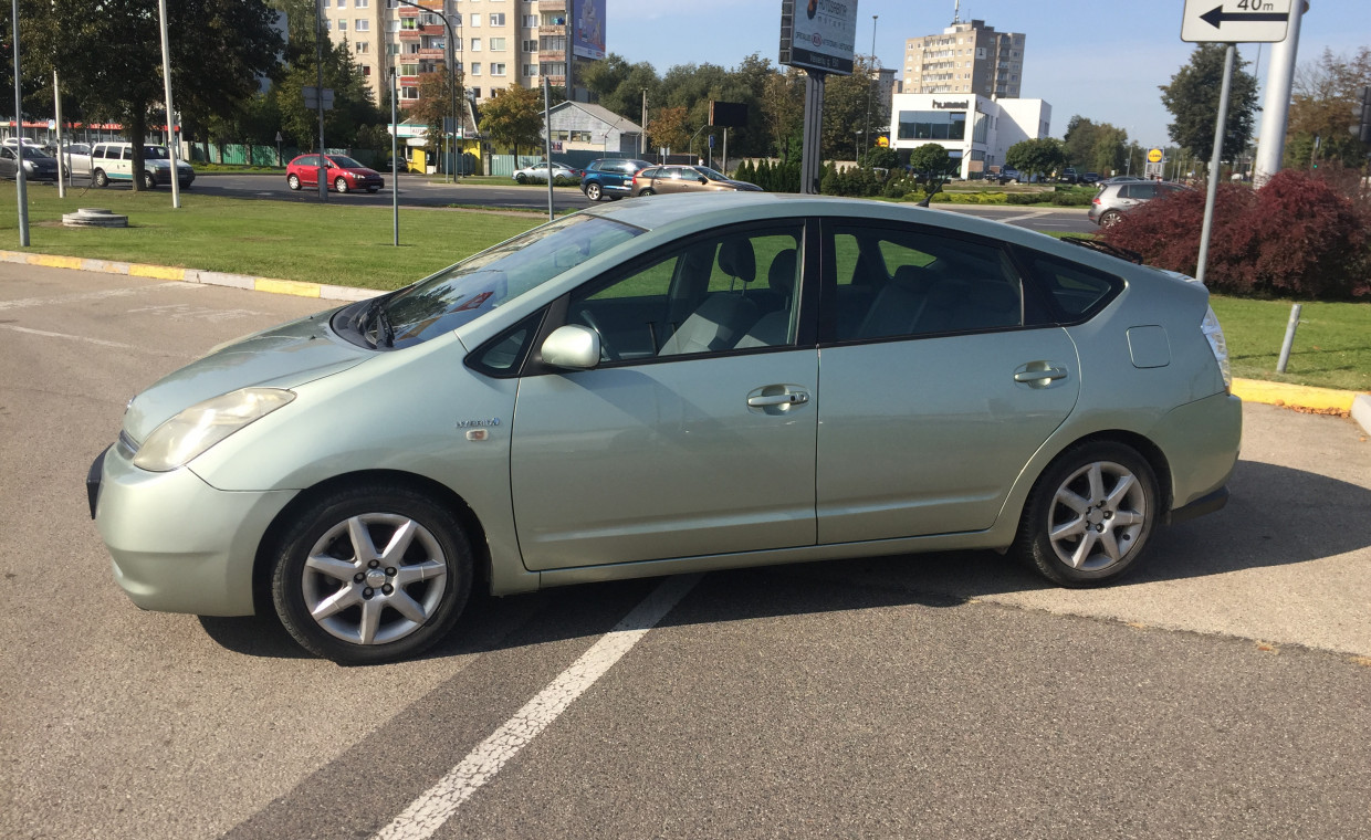 Automobilių nuoma, Toyota Prius benzinas-elektra automatas nuoma, Kaunas
