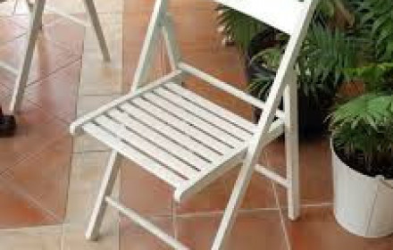 Sulankstomos baltos kėdės
