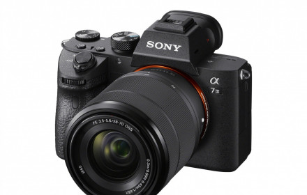 Sony A7 III su objektyvu 28-70mm f/3.5-