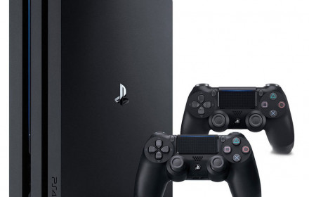 Sony PS4 PRO su 2 pultais ir 5 žaidimais