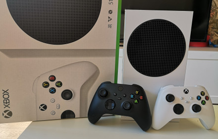Xbox Series S su dviem pultais