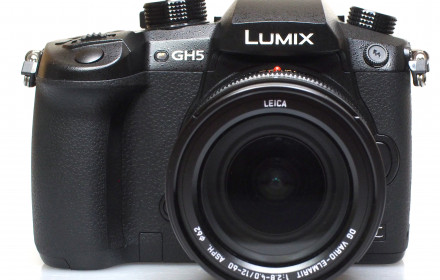Panasonic Lumix GH5 su objektyvu