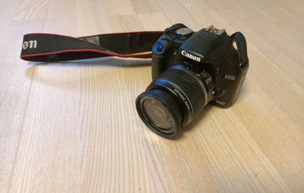 Canon EOS 500D fotoaparatas su objektyvu