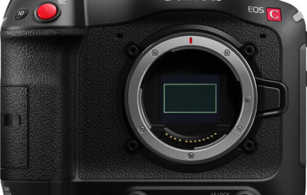 Canon EOS C70 su EF adapteriu