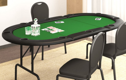 Pokerio stalas su žetonais
