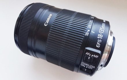 Canon EF-S 18-135mm f/3.5-5.6 objektyvas