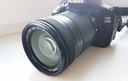 Canon EOS 600D fotoaparatas su objektyvu